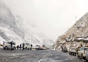 हिमाचल में पश्चिमी विक्षोभ सक्रिय, 4 डिग्री तक गिरा तापमान, बर्फबारी और बारिश ने बढ़ाई ठंड